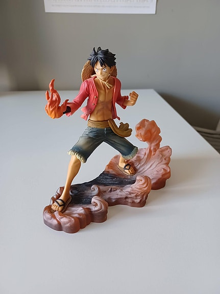 One Piece Luffy -keräilyfiguuri jalustalla