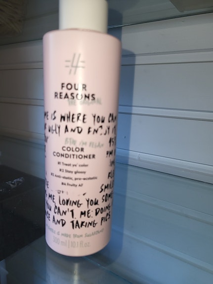 Four Reasons Color Conditioner hoitoaine