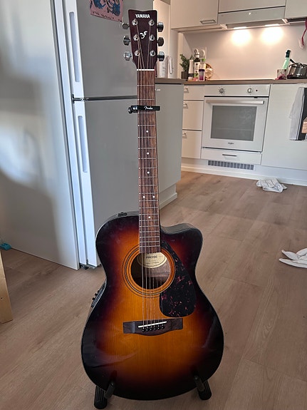 Akustinen kitara Yamaha FSX315C. Telineet yms kuuluu hintaan.