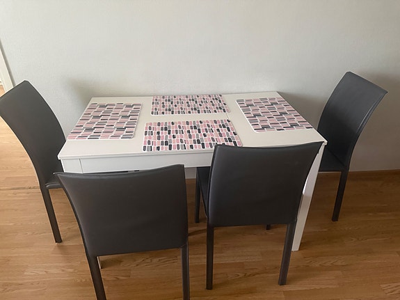 Ruokailuryhmä 4 hengelle