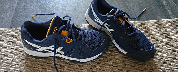 Sisäpelikengät, Asics 36