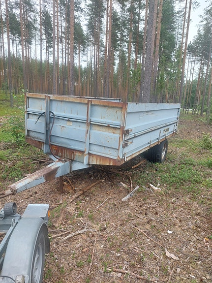 Tuhti peräkärri