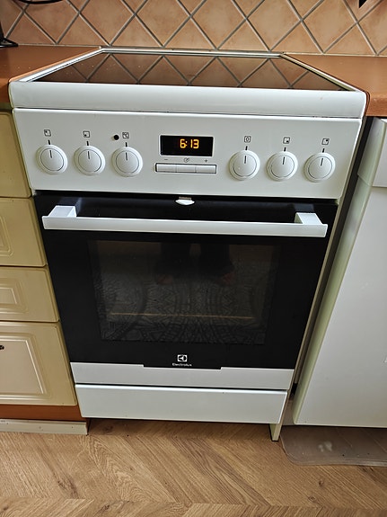 Electrolux keraaminen liesi uunilla valkoinen