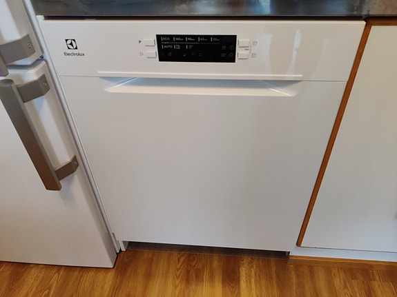 (varattu) Electroluxin 60 cm astianpesukone tason alle