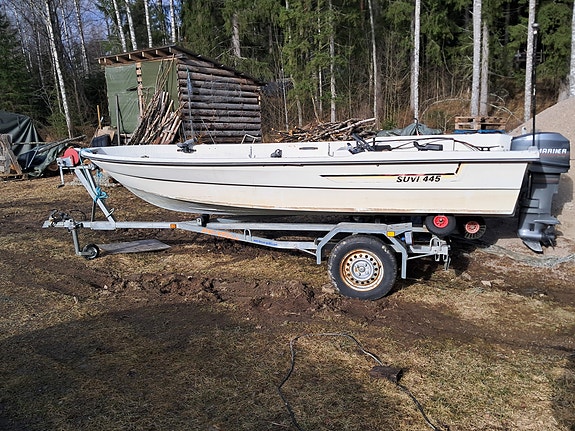 Suvi 445 pulpettivene trailerilla