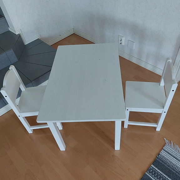 Lasten Ikean Sundvik pöytä ja tuolit