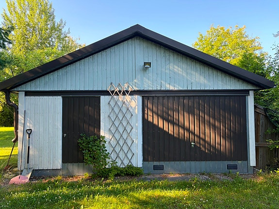 Pisari-autotalli + katos + Mika-varasto (25 m²) – Laadukas teräsrunko