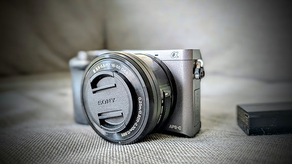 Sony a6000 (hopea) + 16-50mm OSS – vain 370 laukaisua, kuin uusi