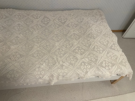 Virkattu sängynpeite