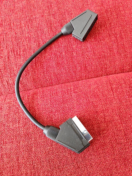 Lyhyt scart-kaapeli, noin 30 cm