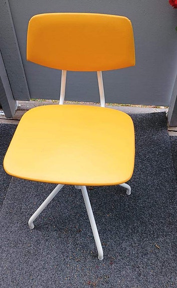 Keltainen vintage tuoli