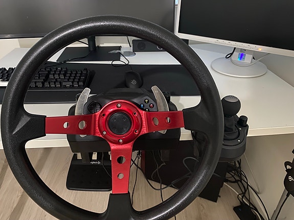 Logitech G920 ratti ja polkimet sekä vaihekeppi.