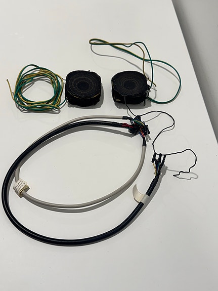 Nikkaroijalle: PC sisäiset kaiuttimet + FireWire 1394 & Audio-kaapelit