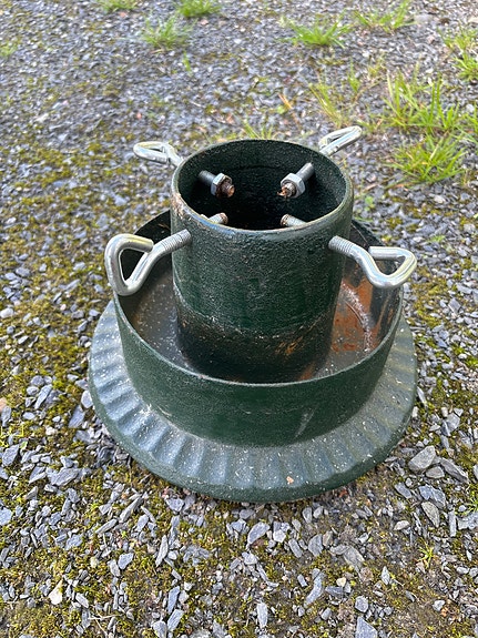 Vihreä metallinen joulukuusen jalka