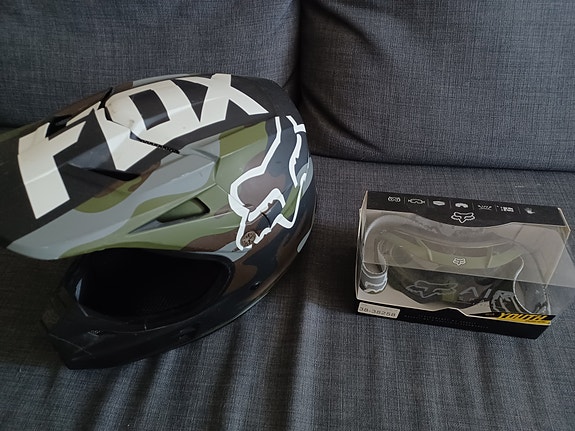 Fox V1 nuorten crossikypärä. Koko  53-54. Väri vihreä maastokuvio.