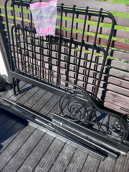 IKEAn jatkettava lastensänky, musta