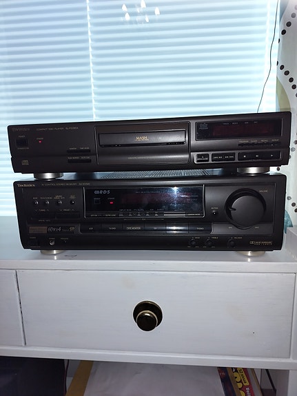 Technics hifi-vahvistin ja CD-soitin musta