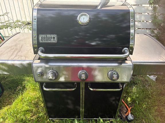 Weber Genesis kaasugrilli musta