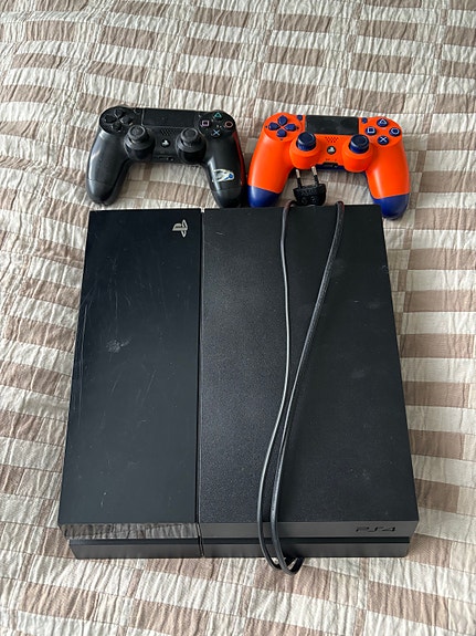 Sony PlayStation 4 pelikonsoli, 500GB