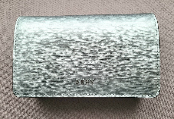 DNKY (Donna Karan New York) hopeanvärinen kukkaro