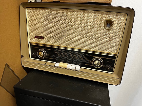 Vanha putkiradio Philips novoSonic