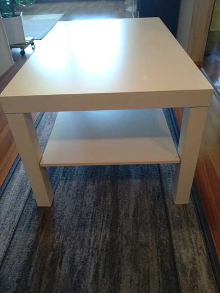 IKEA valkoinen sohvapöytä hyllyllä