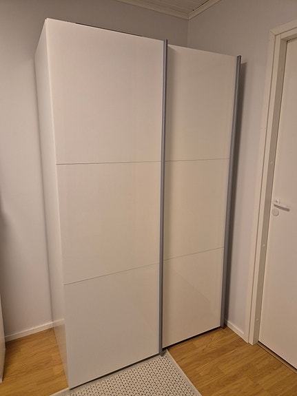Valkoinen Jysk vaatekaappi liukuovilla