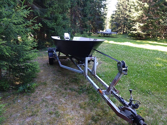 Jarrullinen traileri ja vene