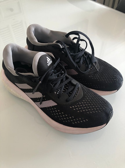 Myytävänä Adidas juoksukengät koko 42.