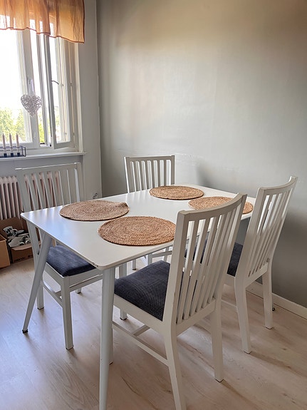 Ruokapöytä + 4 tuolia