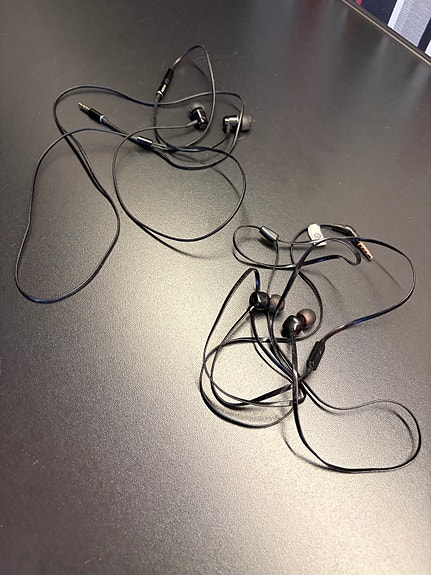 Nokia ja JBL nappikuulokkeet handsfree mikillä