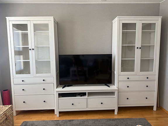Kaksi Ikea Hemnes vitriinikaappia