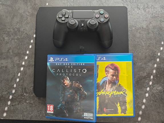 Playstation 4 slim (1TB) + 2 pelia