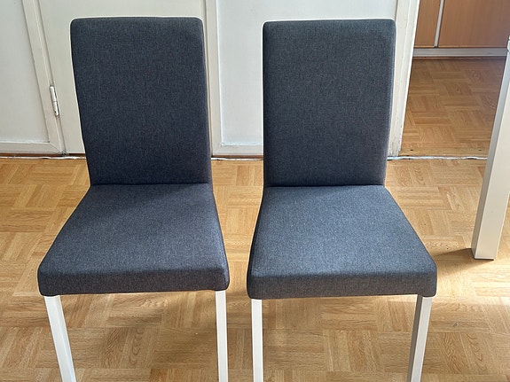 Valkoinen ruokapöytä ja harmaat tuolit