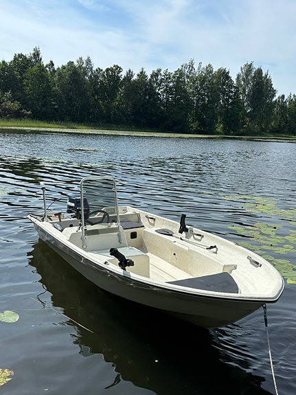 Siisti Näpsä 410R  ja Yamaha 10 hv sähköstartti ja karttaplotteri