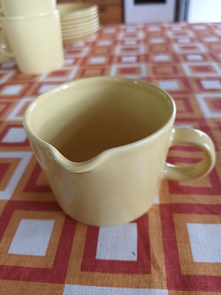 Teema keltainen kermakko