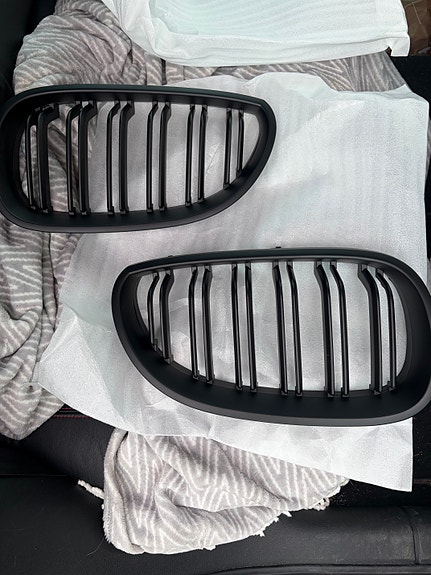 BMW E60 / E61, M5-Look mustat munuaiset (matta)