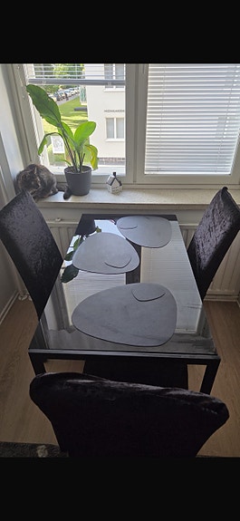 Lasinen ruokapöytä