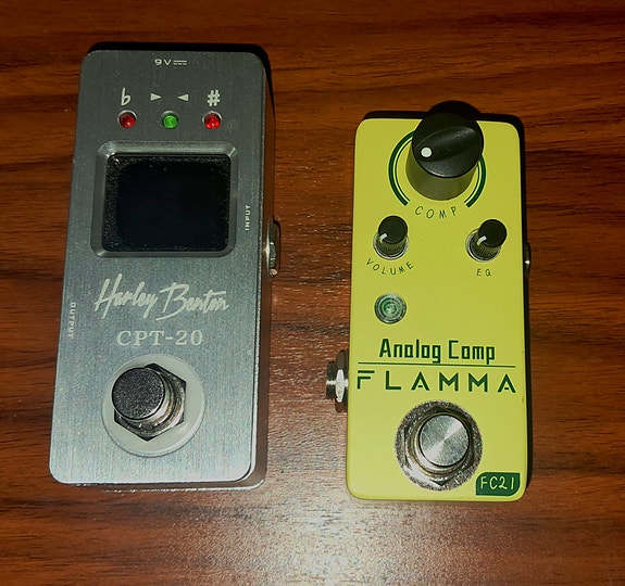 Harley Benton viritysmittari, viritin & Flamma Kompressori Pedaali setti.