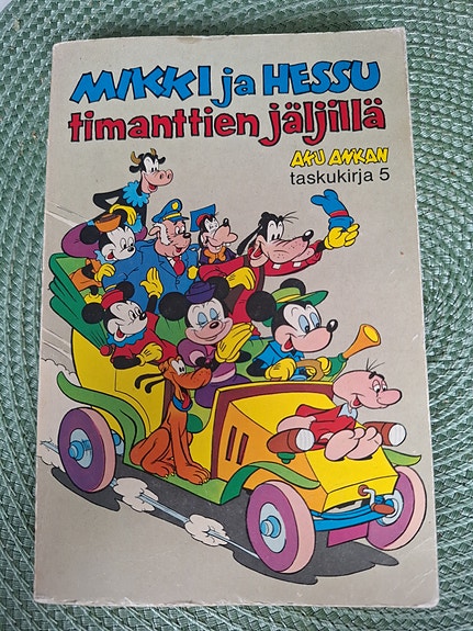 Aku Ankka taskukirja 5 Mikki ja Hessu timanttien jäljillä