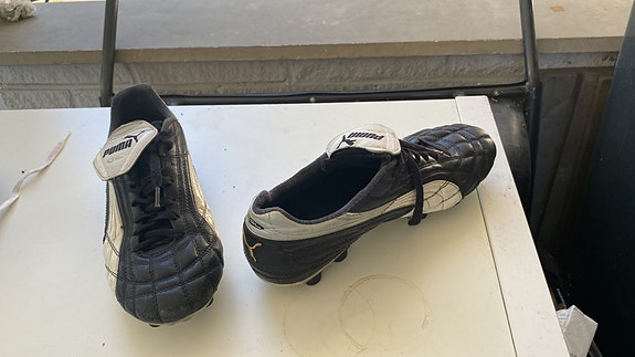 Jalkapallo nappikset merkki Puma koko 39