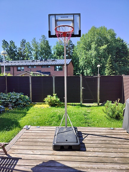Säädettävä koripalloteline pihalle