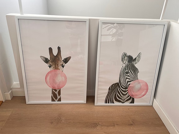 Kirahvi ja seepra taulut vaaleanpunaisella purkkapallolla