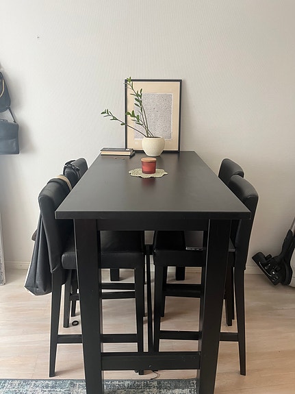 Korkea ruokailuryhmä + 4 IKEA BERGMUND -baarituolia