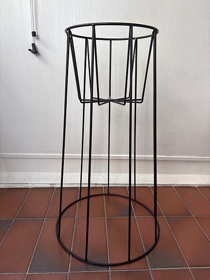Metallinen kukkateline, musta