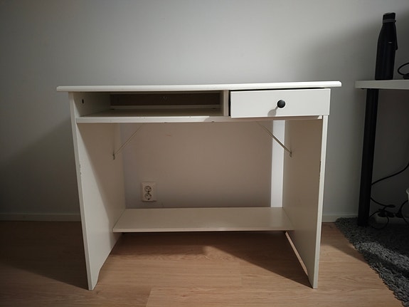 Jämerä pieni työ/ kirjoituspöytä