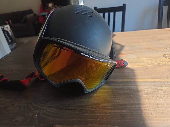 Oakley laskettelulasit ja k2 kypärä kokoa l/xl