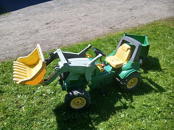 Myydään lasten John Deere-merkkinen polkutraktori peräkärryllä