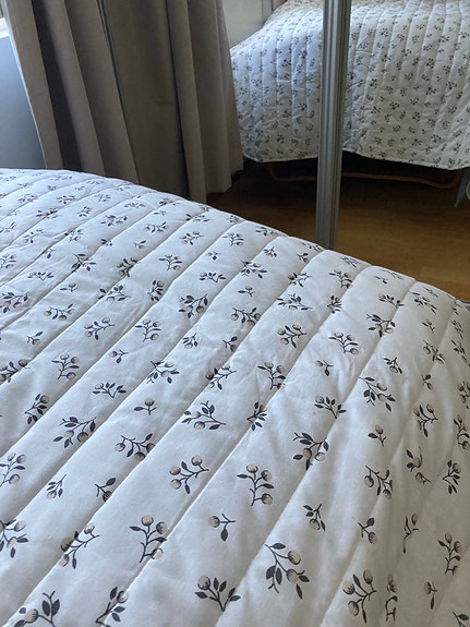 IKEA päiväpeitto kaksipuolinen kukka- ja raitakuosi