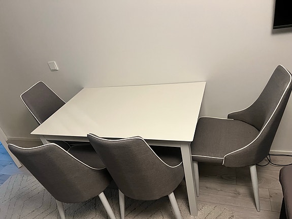 Ruokapöytä ja tuolit